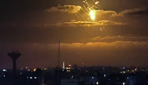 Rudal Iron Dome Israel mencegat rudal masuk dari Jalur Gaza di Palestina (21/4/2022). Militan Palestina menembakkan roket dari Gaza ke Israel, yang ditanggapi dengan serangan udara dalam eskalasi terbesar sejak Perang 11 hari tahun lalu. (AFP/SAID KHATIB)