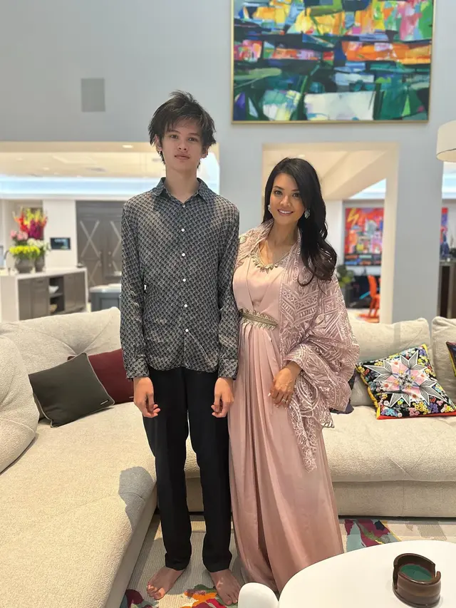 7 Momen Farah Quinn Buka Bersama Keluarga di Amerika, Menunya dari Palembang