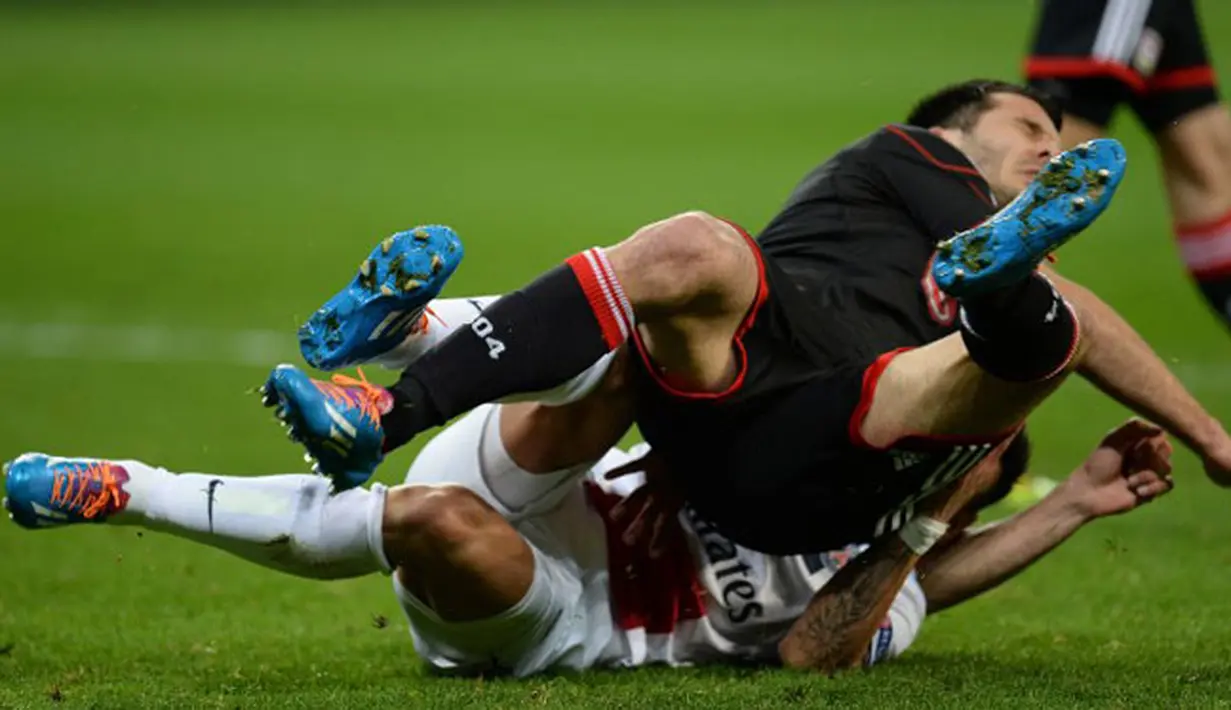 Ezequiel Lavezzi dan Emir Spahic bersaing untuk merebutkan bola pada putaran leg pertama 16 besar Liga Champions antara Bayer Leverkusen vs Paris Saint-Germain (PSG) di Leverkusen, Jerman Barat pada 19 Februari 2014 (AFP/Patrik Stollarz).