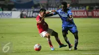 Pemain Persib, Yanto Basna mengawal ketat pemain Persija, Abrizal ‎Amanailo dalam laga pekan ke-10 Torabika Soccer Championship di Stadion GBLA, Bandung, Sabtu (16/7). Hingga babak pertama usai kedudukan bertahan tanpa gol. (Liputan6.com/Yoppy Renato)