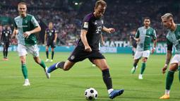 Pemain Bayern Munchen, Harry Kane (tengah), menendang bola ke gawang Werder Bremen yang membuahkan gol dalam pertandingan perdana Liga Jerman 2023/2024 yang berlangsung di Wohninvest Weserstadion, Jerman, Sabtu (19/8/2023) dini hari WIB. (AFP/Ina Fassbender)