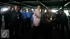 Gubernur DIY Sultan HB X meninjau taman parkir Abu Bakar Ali Yogyakarta (5/4). Sejak di gunakan untuk kawasan pendestrian, area parkir di Malioboro di relokasi ke Taman Parkir Abu bakar Ali. (Liputan6.com/Boy Harjanto)