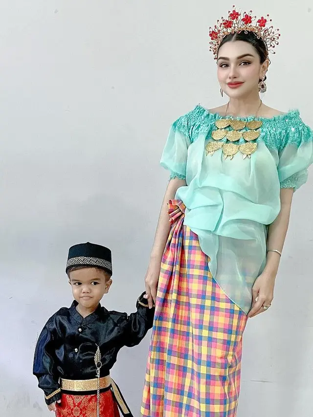 Nurah Syahfirah Istri Teuku Rafly Pasha Kenakan Baju Bodo saat Temani Putranya Rayakan Hari Kartini. [@nourahsheivirah]