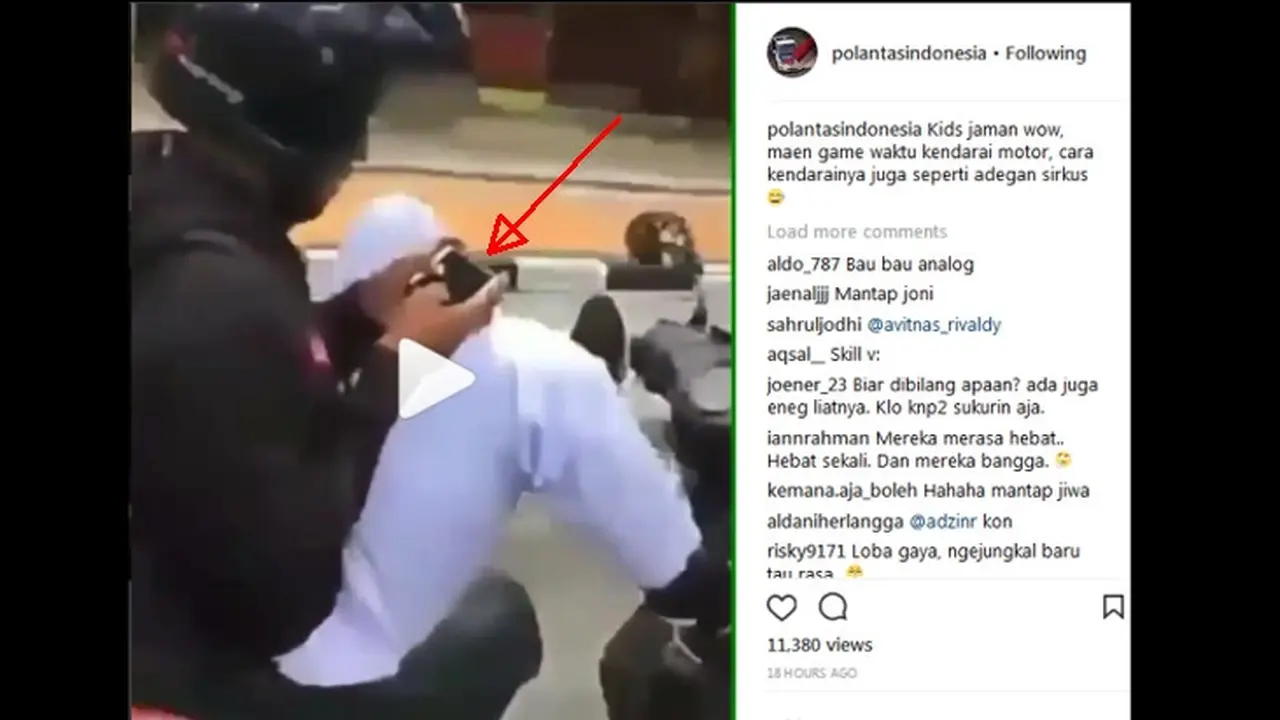 Pelajar ini mengemudikan skuter berbahaya sembari bermain game di smartphone.