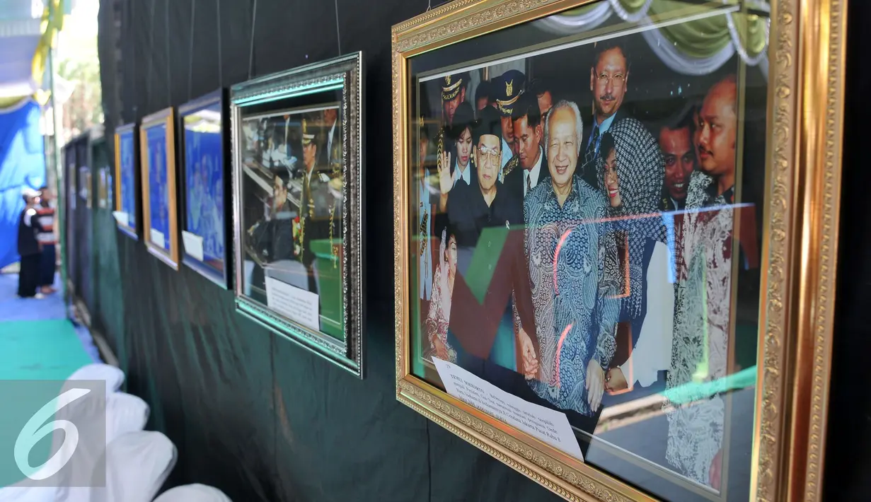 Pemeran foto Gus Dur menyemarakkan Muktamar NU ke-33 yang digelar di Jombang, Selasa (4/8/2015). 50 foto menampilkan rekaman Gus Dur sebelum dan saat menjadi Presiden RI ke-4. (Liputan6.com/Johan Tallo)
