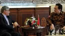 Ketua DPD RI Irman Gusman (kanan) berbincang dengan Dubes Iran Untuk Indonesia Valiollah Mohammadi di ruang pimpinan DPD RI, Jakarta, Senin (4/5/2015). Pertemuan tersebut membahas hubungan bilateral kedua negara. (Liputan6.com/Andrian M Tunay)