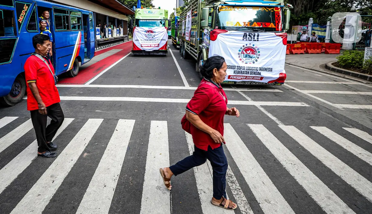 Massa yang tergabung dalam Rumah Berdaya Pengemudi Indonesia (RBPI) dan Asosiasi Sopir Logistic Indonesia (ASPLI) menggelar aksi menuntut pemerintah mengkaji kembali RUU nol kelebihan muatan dan dimensi atau zero Over Dimension Over Load (ODOL). (Liputan6.com/Herman Zakharia)