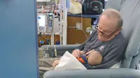 Si Kakek ICU, David Deuthcman, kala sedang bertugas memeluk bayi sakit atau bayi prematur. (Foto: Children's Healthcare of Atlanta via People)