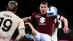 Kapten tim biasanya identik dengan pemain yang berpengalaman dan memiliki pengaruh besar bagi tim yang bersangkutan. Namun di Liga Italia musim 2021/2022 lalu terdapat 5 pemain yang relatif muda namun telah diberi kepercayaan mengenakan ban kapten di lengannya. Mau tahu siapa saja? Yuk disimak uraiannya. (AFP/Marco Bertorello)