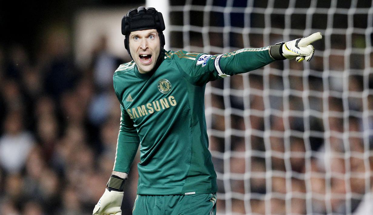 Petr Cech - Legenda Chelsea ini merupakan salah satu penjaga gawang terbaik di dunia. Ketangguhannya di mistar gawang dibuktikan dengan raihan gelar bergengsi untuk The Blues. Selama karier sepak bolanya, Cech sudah membukukan 391 clean sheets. (Foto: AFP/Ian Kington)