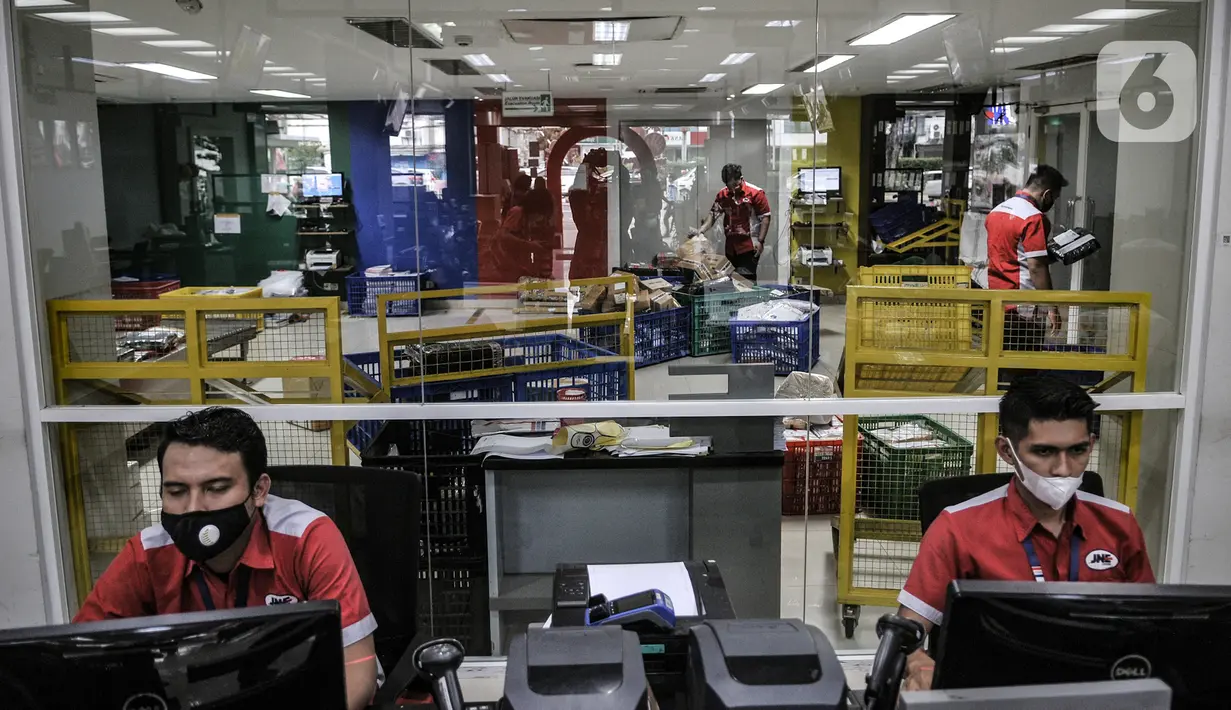Suasana proses pengiriman paket melalui jasa ekspedisi JNE di Tomang, Jakarta, Selasa (29/12/2020). Peningkatan jasa ekspedisi terjadi seiring kian maraknya warga yang membeli barang melalui e-commerce. (merdeka.com/Iqbal S. Nugroho)