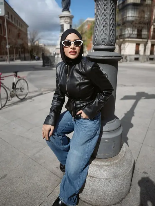 Ia mengenakan jaket kulit hitam berpotongan ramping yang menonjolkan bentuk tubuhnya tanpa berlebihan. [@aurelie.hermansyah].