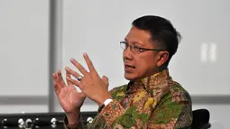 Menteri Agama Lukman Hakim Saifuddin tampak serius saat menjawab pertanyaan yang diajukan presenter Liputan6.com, Jakarta, (8/9/14). (Liputan6.com/Miftahul Hayat)