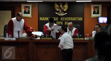  Ketua Mahkamah Kehormatan Dewan (MKD) Surahman Hidayat mendatangi Kejaksaan Agung. Surahman menyambangi Kejagung bersama 3 Wakil Ketua MKD, Junimart Girsang, Sufmi Dasco Ahmad, dan Kahar Muzakir.  Kedatangan keempat petinggi MKD itu terkait ‎kasus rekama