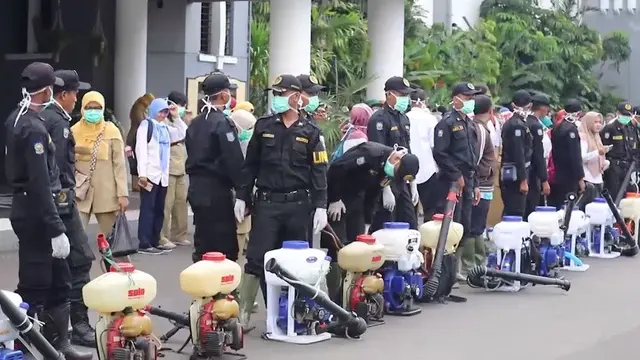 Tri Rismaharini Terjun Langsung, Ini 7 Potret Penyemprotan Desinfektan di Surabaya