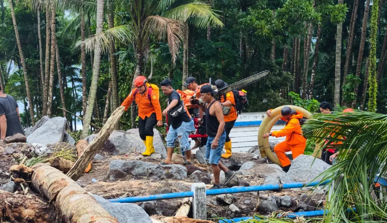 Alut SAR yang dikerahkan meliputi 1 unit truk personel, 1 unit kendaraan D-Max double cabin, 2 unit motor trail, tenda posko lengkap dengan peralatan pendukung, peralatan medis, drone termal, peralatan evakuasi, peralatan ekstrikasi, serta peralatan urban SAR. Tampak dalam foto, personel Badan Nasional Pencarian dan Pertolongan (Basarnas) Manado membawa sejumlah alat yang diperlukan guna membantu operasi pencarian dan pertolongan korban bencana banjir bandang di Kabupaten Kepulauan Siau Tagulandang Biaro, Provinsi Sulawesi Utara, Selasa 6 Januari 2026. (Foto: Basarnas)