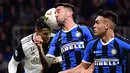 Striker Juventus, Cristiano Ronaldo, berebut bola dengan gelandang Inter Milan, Matias Vecino, pada laga Serie A di Stadion San Siro, Milan, Minggu (6/10). Inter kalah 1-2 dari Juventus. (AFP/Marco Bertorello)