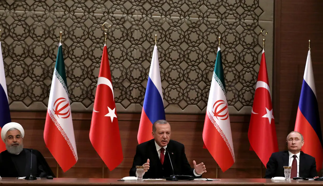 Presiden Turki Recep Tayyip Erdogan (tengah) bersama Presiden Rusia Vladimir Putin (kanan) dan Presiden Iran Hassan Rouhani (kiri) saat konferensi pers, Ankara, Turki, Rabu (4/4). Para pemimpin negara membahas perdamaian Suriah. (AP Photo/Burhan Ozbilici)