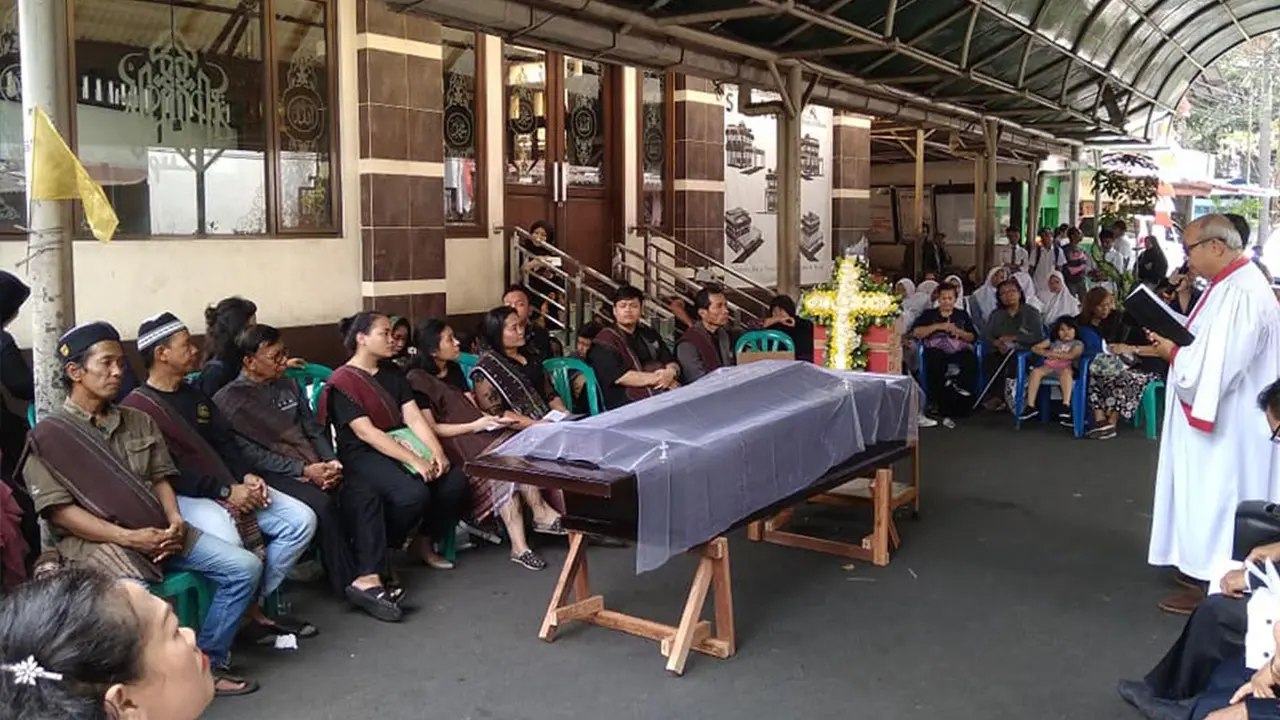 Viral Kebaktian Tutup Peti di Halaman Masjid