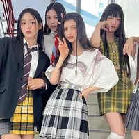 Tampil dengan gaya fresh, kelima member NewJeans ini terlihat memesona. Bahkan, gaya Minji, Hanni, Danielle, Haerin, dan Hyein ini terbilang cukup unik. (Liputan6.com/IG/@newjeans_official)