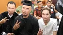 Gay musisi Ahmad Dhani saat akan menjalani sidang perdana kasus ujaran kebencian di PN Jakarta Selatan, Senin (16/4). Sidang beragendakan pembacaan dakwaan. (Liputan6.com/Immanuel Antonius)