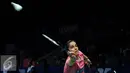 Aksi pebulutangkis tunggal puteri India, Saina Nehwal mengembalikan bola saat laga melawan Pai Yu Po (Taiwan) di BCA Indonesia Open 2016 di Istora Senayan, Jakarta, Selasa (31/5/2016). Saina unggul 21-11, 19-21, 21-15. (Liputan6.com/Helmi Fithriansyah)