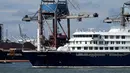 Kapal pesiar MV Hondius yang terdampak Hantavirus berlayar di lepas pantai Belanda saat mendekati pelabuhan Rotterdam pada Senin 18 Mei 2026. (NICOLAS TUCAT/AFP)
