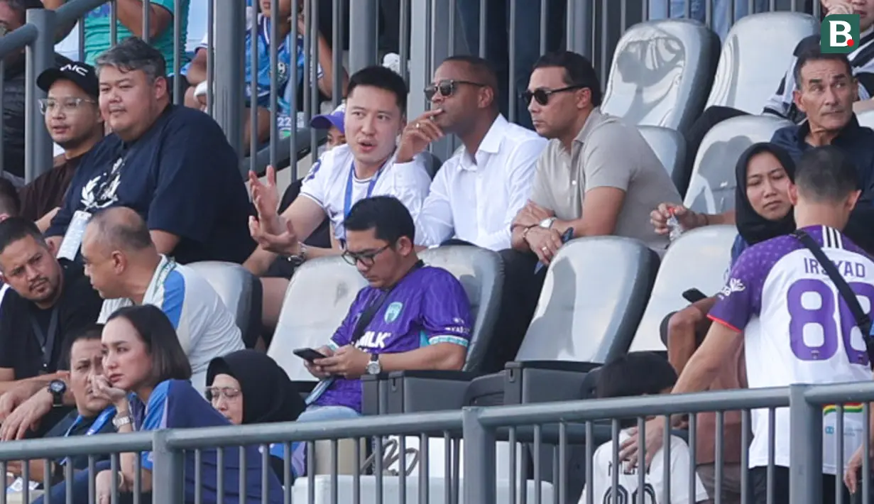 Pemilik Persik Kediri, Athur Irawan terlihat berdiskusi dengan pelatih Timnas Indonesia, Patrick Kluivert, saat menyaksikan langsung pertandingan Persita Tangerang dalam laga pekan ke-22 BRI Liga 1 di Indomilk Arena, Tangerang, pada Jumat (7/2/2025) sore WIB. (Bola.com/M Iqbal Ichsan)