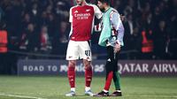 Declan Rice (kiri) sampai dihibur Jorginho usai Arsenal kandas PSG di leg kedua semifinal Liga Champions 2024/2025. (Thibaud MORITZ / AFP)