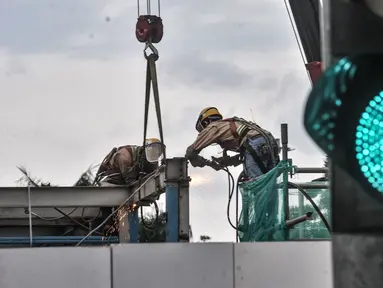 Para pekerja menyelesaikan pembongkaran Halte Transjakarta Bank Indonesia di Jalan MH Thamrin, Jakarta, Senin (18/1/2021). Halte tersebut dibongkar untuk kelanjutan proyek MRT Fase 2 CP201 rute Bundaran HI-Harmoni yang ditargetkan rampung pada Maret 2025. (merdeka.com/Iqbal S. Nugroho)