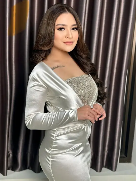 Dress satin tersebut memiliki aksen payet silver pada bagian dada, warna silver pun menjadi tren tahun 2024. [@nathalieholscher]