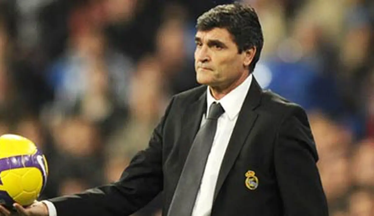 Real Madrid's Spanish head coach Juande Ramos holds the ball during their football match against Valencia at Santiago Bernabeu stadium in Madrid on December 20, 2008. AFP PHOTO/ PIERRE-PHILIPPE MARCOU 