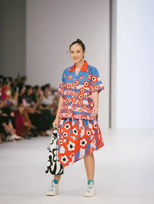 Motif floral atau bunga sendiri terus berevolusi. Begitu juga dengan desainnya. Desain modern berpadu dengan potongan kekinian bisa kita temukan dalam berbagai merek sekarang. [Foto: Instagram @pammybowie]