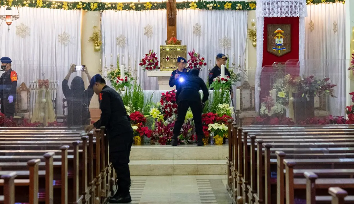 Polisi antiteror memeriksa keamanan di sebuah gereja jelang malam Natal di Makassar, Sulawesi Selatan, Sabtu (24/12/2022). Pengamanan dilakukan di sejumlah gereja di berbagai wilayah guna menciptakan rasa aman dan khidmat bagi warga yang akan melangsungkan ibadah malam Natal. (INDRA ABRIYANTO/AFP)