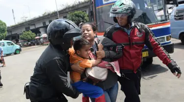 Seorang wanita dan anaknya terjaring razia oleh petugas Dinsos DKI di Kawasan Terminal Kampung Melayu, Jakarta, Jumat (11/5). Razia dilakukan dalam rangka jelang bulan Ramadan. (Liputan6.com/Arya Manggala)