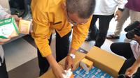 Tiga box paket obat-obatan dari Presiden Joko Widodo tiba di Sumbar. (Liputan6.com/ Novia Harlina)