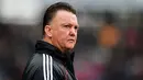 Pelatih Bayern Muenchen Louis van Gaal sesaat sebelum partai Bundesliga kontra Hannover 96 di Hanover pada 5 Maret 2011. AFP PHOTO/JOHANNES EISELE