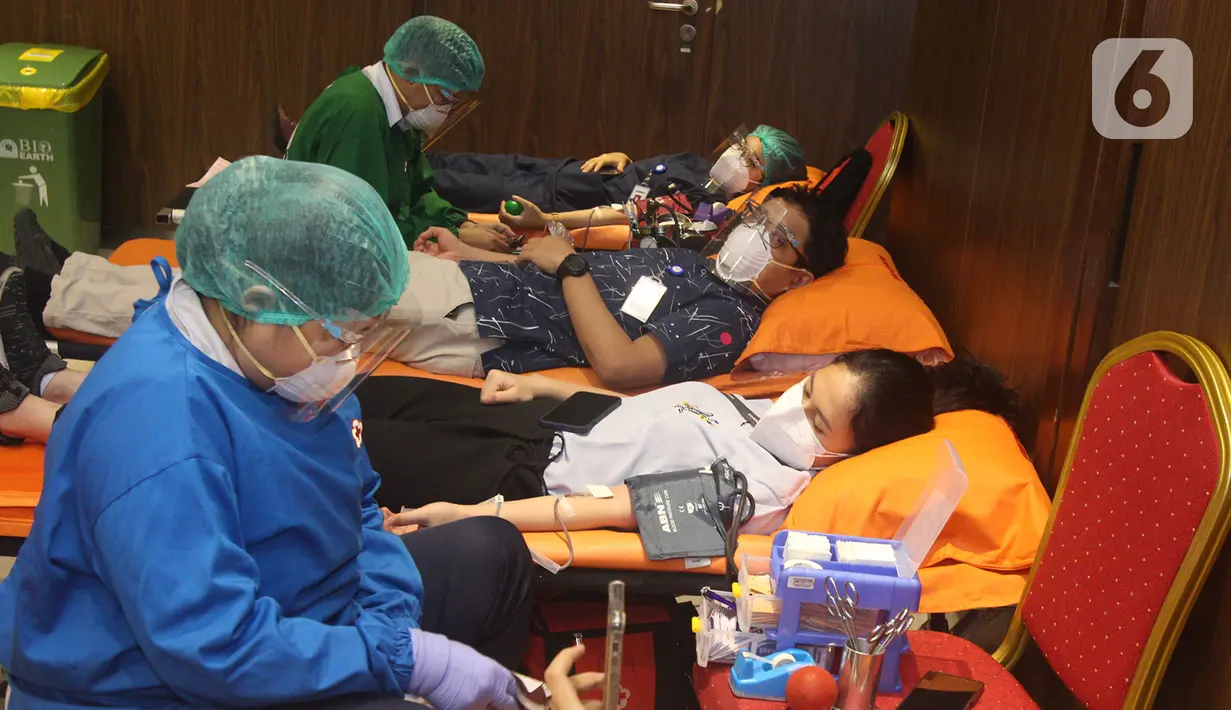 Warga mendonorkan darahnya dalam rangka Bakti Sosial HUT Ke-10 MRCCC Siloam Semanggi di Jakarta, Rabu (14/7/2021). Selain bakti sosial, sebanyak 100 pasien rawat jalan dan rawat inap juga mendapatkan bingkisan dengan mengikuti protokol kesehatan. (Liputan6.com/HO/MRCCC)