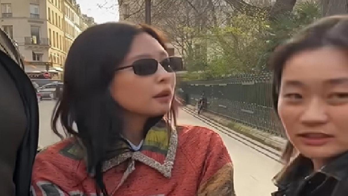 Jennie BLACKPINK Disetop Orang Saat Jalan Santai di Paris, Wajah Cemberut Jadi Sorotan