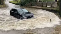 Jaguar F-Pace mogok saat menerobos banjir (ViralHog)