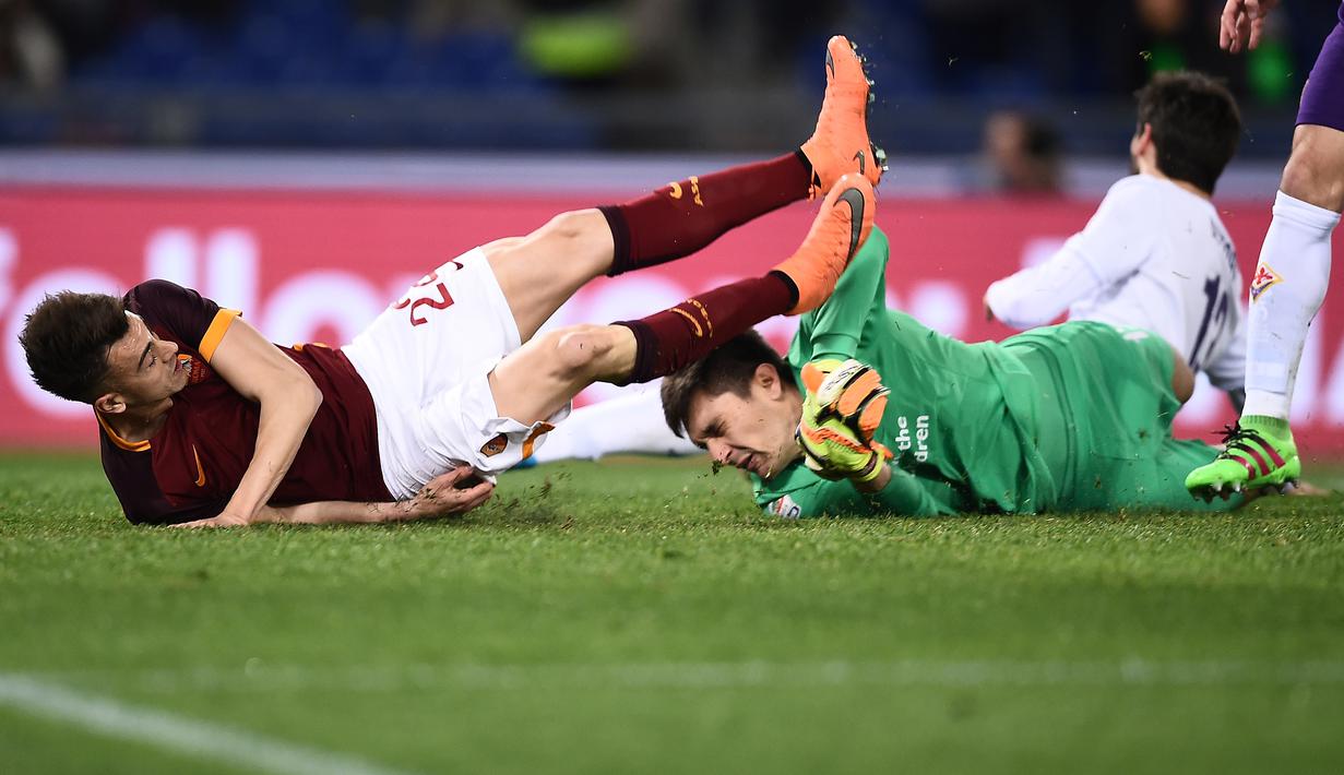 Pemain AS Roma, Stephan El Shaarawy (kiri), saat mencetak gol ke gawang Fiorentina pada laga Serie A Italia di Stadion Olimpico, Roma, Sabtu (5/3/2016) dini hari WIB. (AFP/Filippo Monteforte)