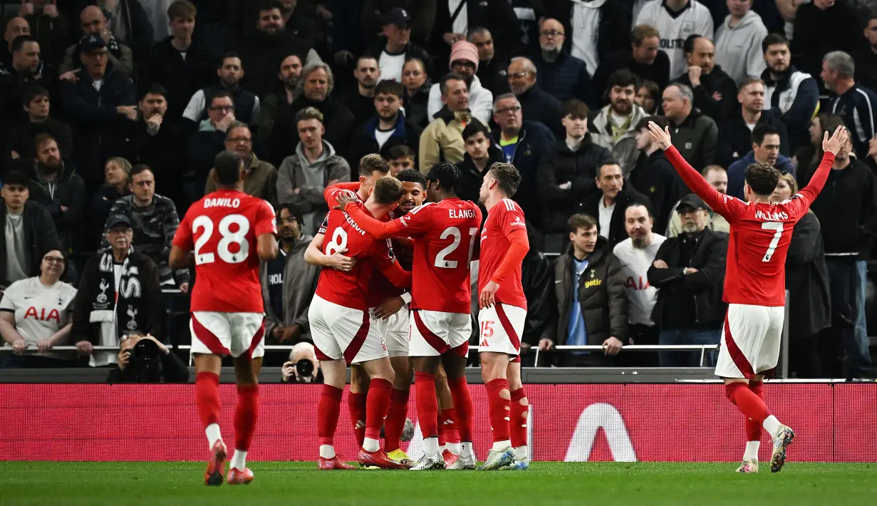 Pemain Nottingham Forest merayakan gol yang dicetak oleh Chris Wood ke gawang Tottenham Hotspur dalam laga lanjutan Liga Inggris 2024/2025 di Tottenham Hotspur Stadium, London, Inggris, Selasa (22/04/2025). (AFP/Ben Stansall)