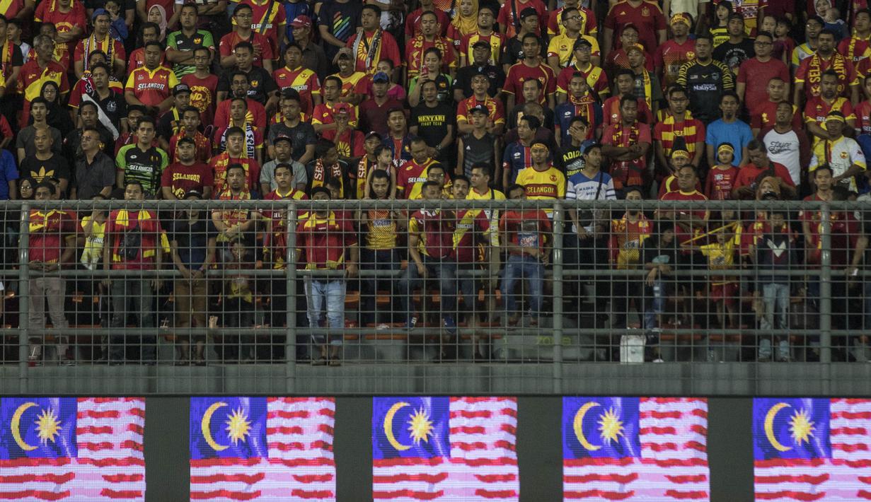 Suporter Selangor FA memberikan dukungan saat melawan Kuala Lumpur FA pada laga Liga Super Malaysia di Stadion Kuala Lumpur, Cheras, Minggu (4/2/2018). Kuala Lumpur FA kalah 0-2 dari Selangor FA. (Bola.com/Vitalis Yogi Trisna)