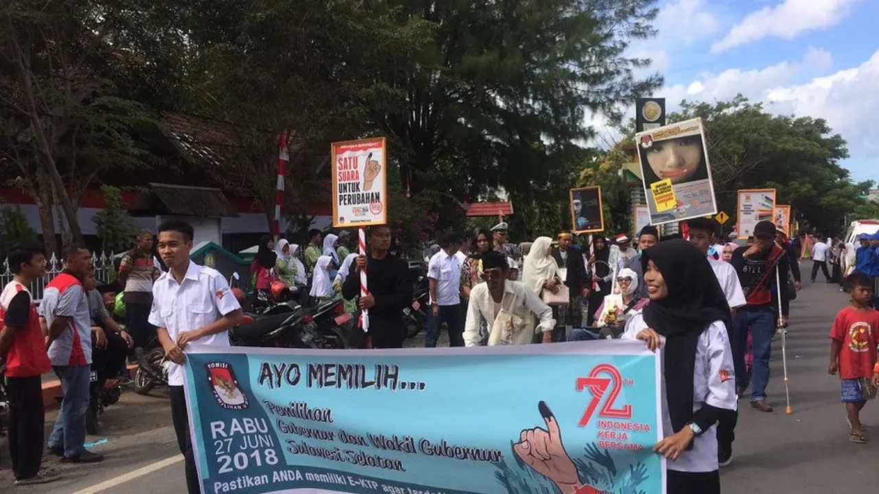 Beberapa staf KPUD Selayar, Sulsel tampak peragakan sebagai penyandang disabilitas mengajak partisipasi masyarakat dalam Pilkada Serentak 2018 (Liputan6.com/ Eka Hakim)