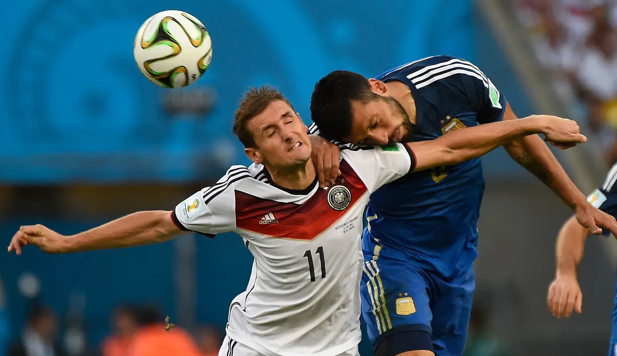 Miroslav Klose. Eks striker Jerman berusia 44 tahun ini tercatat total tampil dalam 24 laga bersama Timnas Jerman di putaran final Piala Dunia pada 4 edisi, mulai 2002 hingga 2014 dengan torehan 16 gol dan 5 assist. Dari 2 kali mencapai final, 2002 dan 2014 ia mampu meraih gelar juara pada edisi 2014 saat Jerman menang 1-0 atas Argentina melalui perpanjangan waktu. (AFP/Odd Andersen)