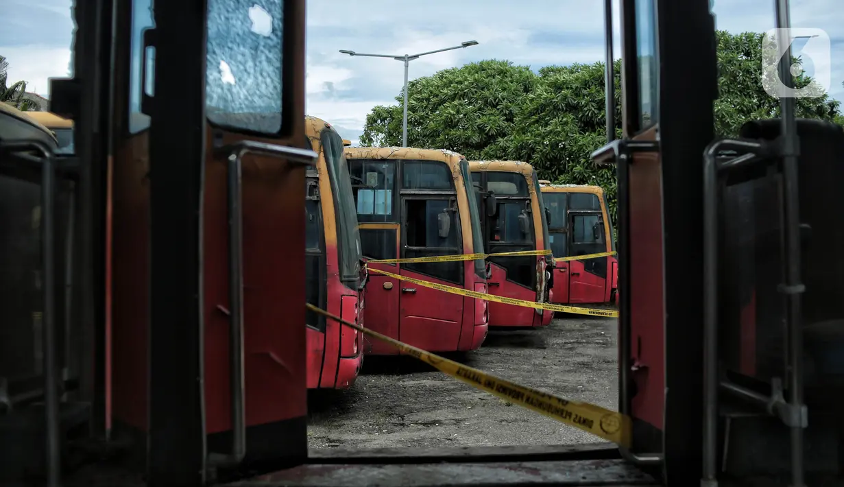 Deretan bus Transjakarta terbengkalai saat terparkir di area Terminal Terpadu Pulo Gebang, Jakarta Timur, Selasa (11/4/2023). (merdeka.com/Iqbal S. Nugroho)