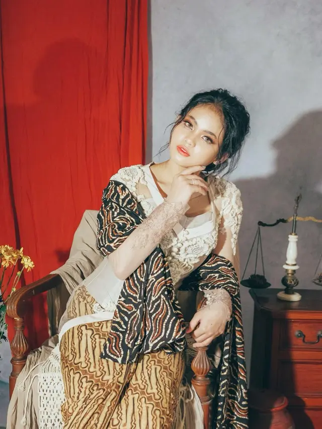 Tampil Anggun, Ini 7 Pemotretan Putri DA 4 dalam Balutan Kebaya