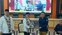 Bakal pasangan calon bupati-wakil bupati Tangerang dari jalur independen, Zulkarnain dan Lerru Yustira resmi mendaftar ke KPU Kabupaten Tangerang, Selasa (27/8/2024). Mereka diantar ratusan simpatisan dari Pemuda Pancasila. (Liputan6.com/Pramita Tristiawati)