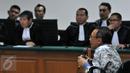 Mantan Menteri ESDM Jero Wacik saat mengikuti sidang dengan agenda pembacaan putusan sela di Pengadilan Tipikor, Jakarta, Selasa (6/10/2015). Pada sidang tersebut Majelis hakim menolak nota keberatan Jero Wacik. (Liputan6.com/Andrian M Tunay)