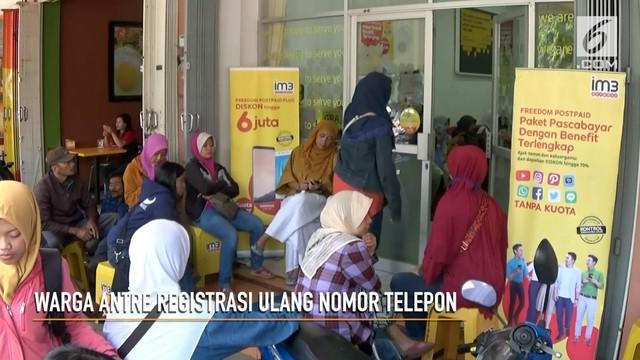 Puluhan warga memadati sebuah gerai operator telepon selular di Blitar, Jawa Timur. Mereka ramai-ramai mendaftarkan lagi nomor telopon mereka.